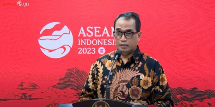 Menteri Perhubungan, Budi Karya Sumadi mengumumkan cuti libur lebaran 2023 di Kantor Kepresidenan Jakarta.