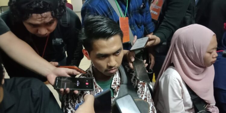 Regi Setiawan, salah satu keluarga korban dari tragedi Kanjuruhan hadir saat sidang vonis tiga terdakwa eks anggota Polri di PN Surabaya