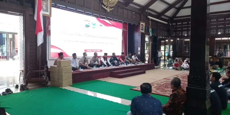 Forkopimda Kabupaten Malang melakukan doa bersama dan mendengarkan aspirasi keluarga korban Tragedi Kanjuruhan.