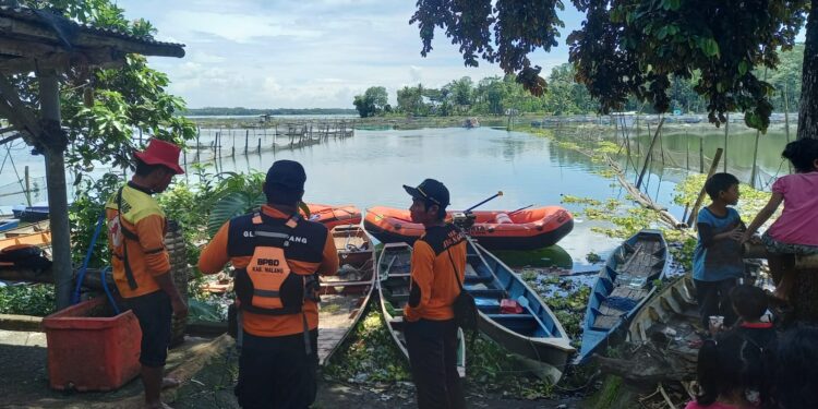 Relawan melakukan pencarian nelayan yang diduga tenggelam.