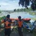 Relawan melakukan pencarian nelayan yang diduga tenggelam.