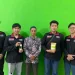 Pemberian model produk kepada pemilik UMKM susu kedelai Desa Ampeldento.