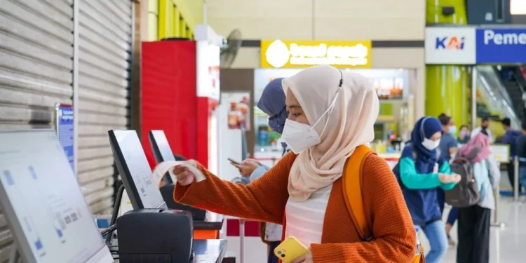 Ilustrasi penumpang KAI saat proses boarding di stasiun.