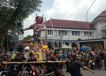 Kirab ogoh-ogoh di perayaan Hari Raya Nyepi 2023 di Kota Malang.