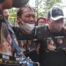 Devi Athok, ayah dari dua korban meninggal pada Tragedi Kanjuruhan menangis saat jenazah anaknya akan dilakukan proses autopsi.