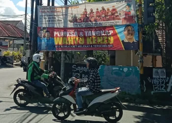 Spanduk dukungan penangkapan Wahyu Kenzo yang ada di Kota Malang.