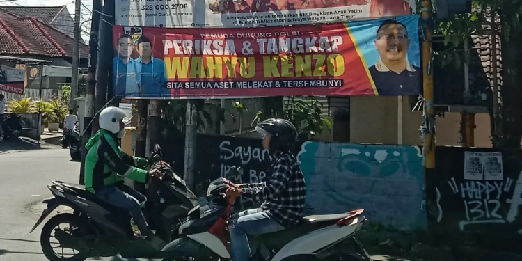 Spanduk dukungan penangkapan Wahyu Kenzo yang ada di Kota Malang.