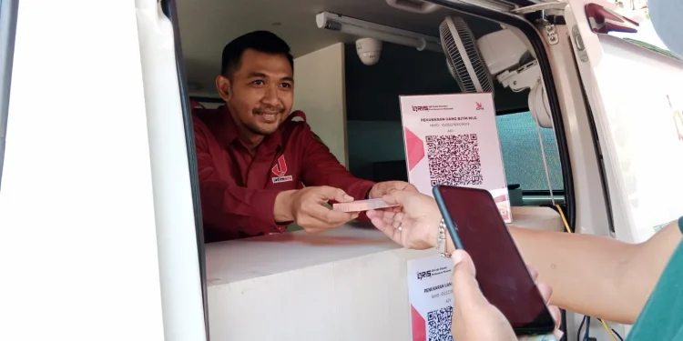 Masyarakat tengah melakukan penukaran uang usai acara SERAMBI (25/03/2023).