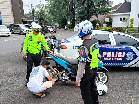 Razia knalpot brong yang digencarkan Polresta Malang Kota.