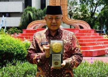 Bupati Malang, Sanusi, menunjukkan Piala Adipura yang diraihnya