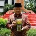 Bupati Malang, Sanusi, menunjukkan Piala Adipura yang diraihnya