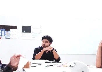 Mharta Adji Wardana (tengah), pegiat pendidikan dan pengembangan diri sekaligus pendiri startup Improva.