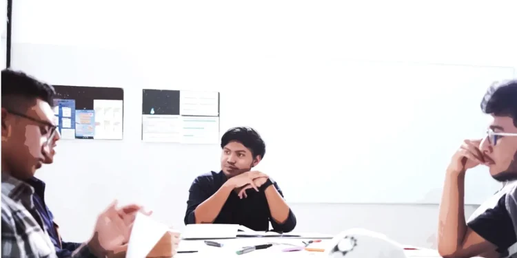 Mharta Adji Wardana (tengah), pegiat pendidikan dan pengembangan diri sekaligus pendiri startup Improva.