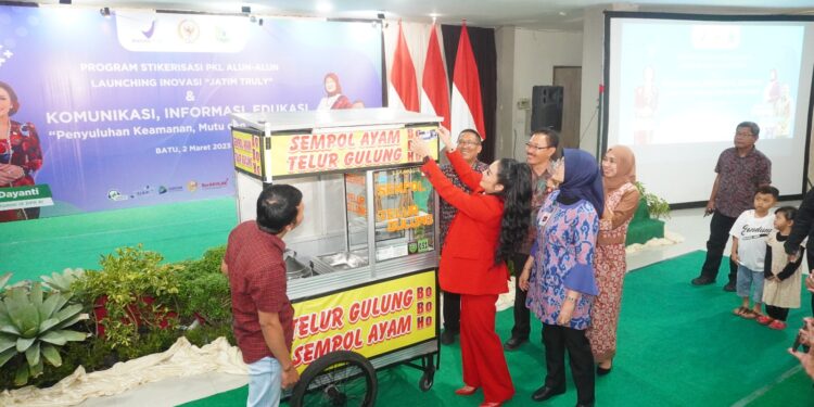 Simbolisasi pemberian stiker jatim truly keamanan kuliner