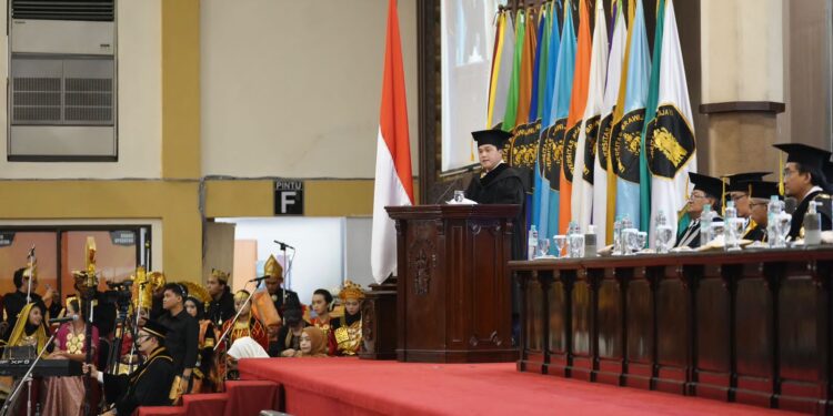 Erick Thohir menyampaikan orasi ilmiah usai terima doktor kehormatan atau honoris causa dari Universitas Brawijaya