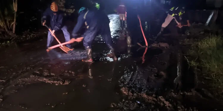 Membersihkan sampah pasca sungai paron meluap