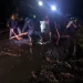 Membersihkan sampah pasca sungai paron meluap