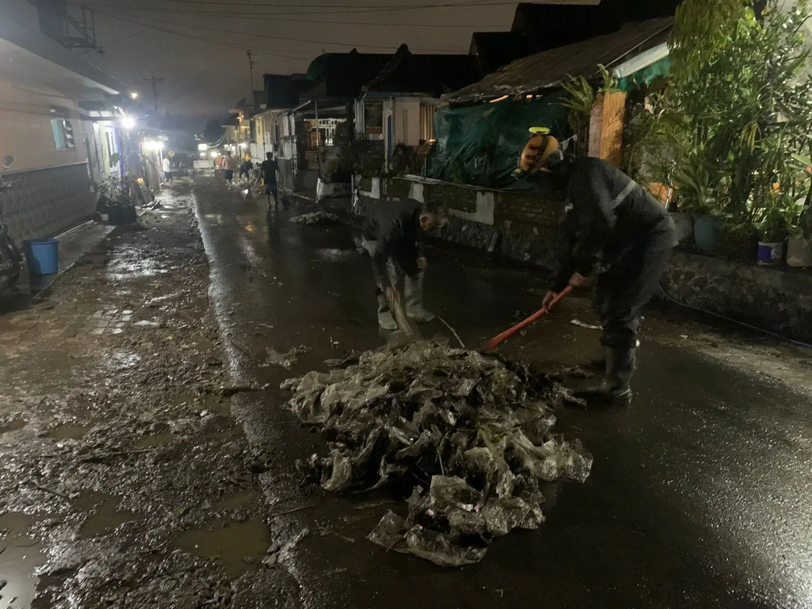 hujan deras Sungai Paron di Kota Batu meluap