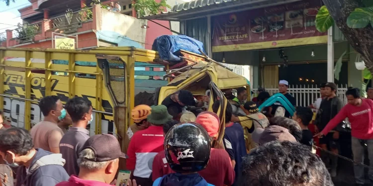 Tabrak pohon, Sopir truk terjepit