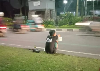 Anak jualan kue hingga larut malam