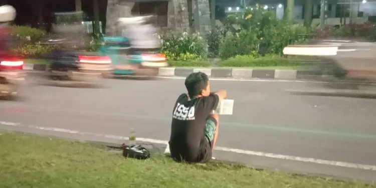 Anak jualan kue hingga larut malam