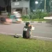 Anak jualan kue hingga larut malam