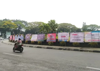 Karangan bunga dukung Wahyu Kenzo