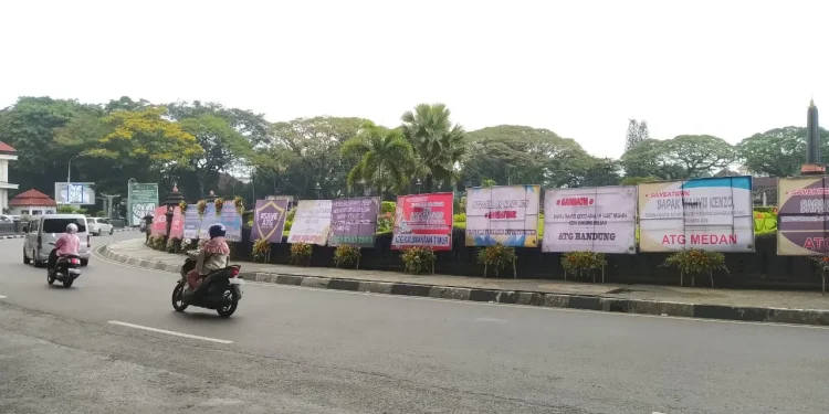 Karangan bunga dukung Wahyu Kenzo