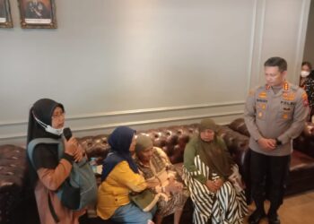 Hernik Martika (baju hijau, kedua dari kanan, sebelah Kapolres) saat bertemu keluarga di Polresta Malang Kota (M Sholeh)