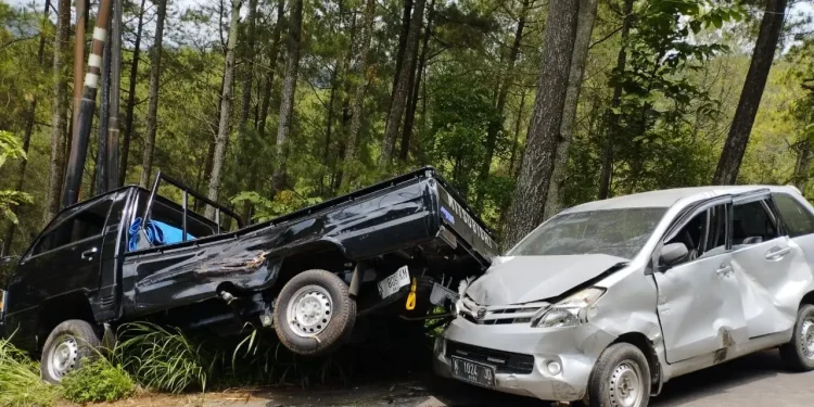 Tabrakan Mobil Nyaris Masuk Jurang