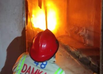 Damkar berusaha memadamkan kobaran api yang membakar pabrik tahu di Turen