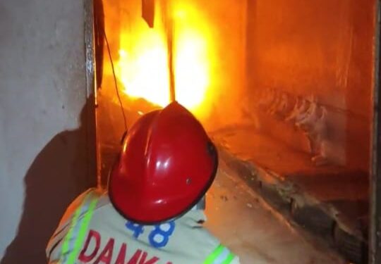 Damkar berusaha memadamkan kobaran api yang membakar pabrik tahu di Turen