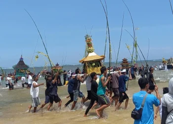 Ratusan umat Hindu