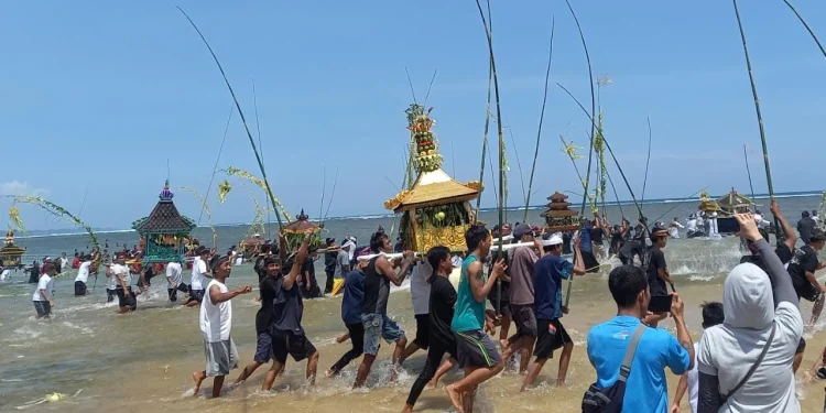 Ratusan umat Hindu
