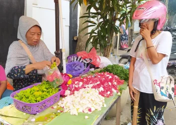 penjual bunga,ramadan - Berkah Penjual Bunga Tabur di Kota Batu Jelang Ramadan Meski Harga Naik