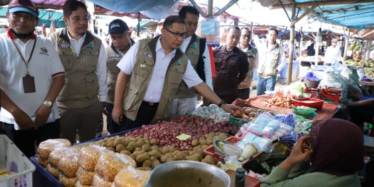 Tinjau stabilitas harga di pasar jelang ramadhan