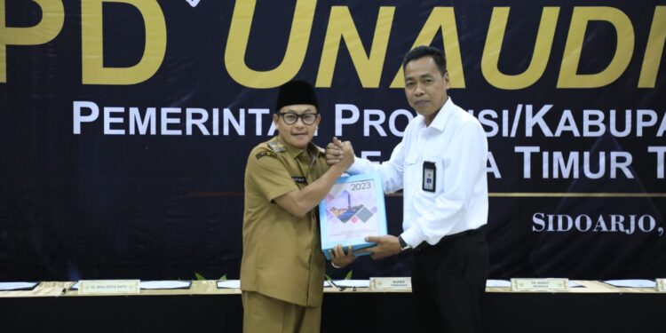 Wali Kota Sutiaji menyerahkan Laporan Keuangan Pemerintah Daerah (LKPD) Tahun Anggaran 2022 Unaudited kepada Badan Pemeriksa Keuangan (BPK) Jawa Timur