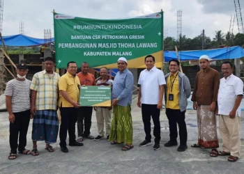 Petrokimia Gresik menyalurkan dana bantuan CSR untuk pembangunan masjid di Kelurahan Lawang, Kecamatan Lawang , Kabupaten Malang, Selasa (14/3/2023) menjelang ramadan.