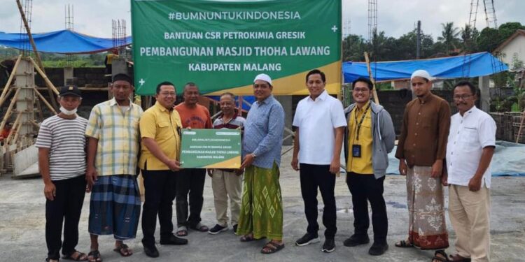 Petrokimia Gresik menyalurkan dana bantuan CSR untuk pembangunan masjid di Kelurahan Lawang, Kecamatan Lawang , Kabupaten Malang, Selasa (14/3/2023) menjelang ramadan.