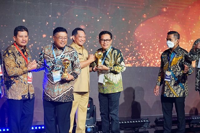 Wali Kota Malang, Sutiaji (empat dari kiri), saat menerima penghargaan UHC (14/03/2023).