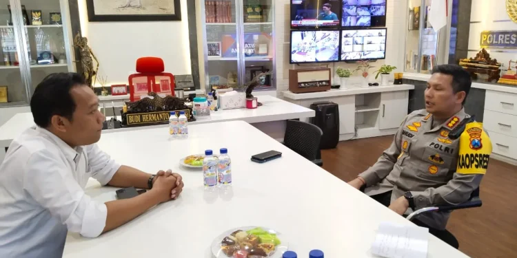 Ketua AMSI Jawa Timur, Arief Rahman (kiri) bersama Kapolresta Malang, Kombes Pol Budi Hermanto
