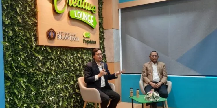 Rektor UB, Prof Widodo dan Direktur Utama PT Pegadaian (Persero), Damar Latri Setiawan dalam peresmian The Gate Creative Launge.