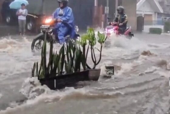 Banjir yang terjadi saat Kota Malang dilanda hujan lebat pada Jumat (24/3/2023).