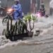 Banjir yang terjadi saat Kota Malang dilanda hujan lebat pada Jumat (24/3/2023).