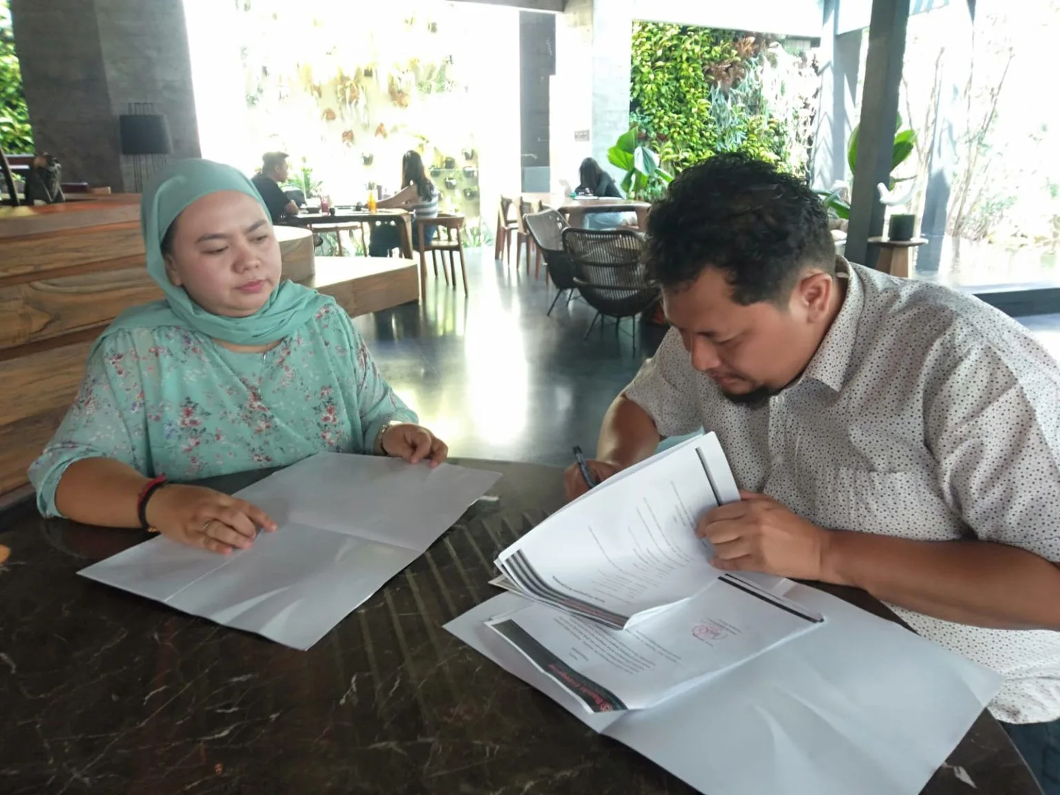 Terlapor dugaan penipuan dan penggelapan Diah Ayu Satiarini (kiri) beberapa waktu lalu.