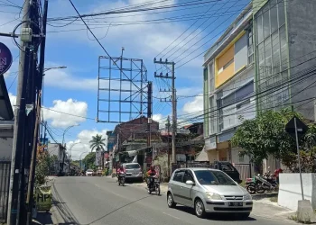 Kondisi reklame di Kota malang usai runtuh menimpa pengendara motor hingga patah tulang.