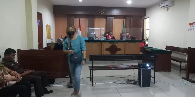 Dian Patria saat meninggalkan ruang sidang.