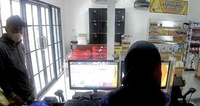 Tangkapan layar CCTV yang menampilkan wajah salah satu pelaku.