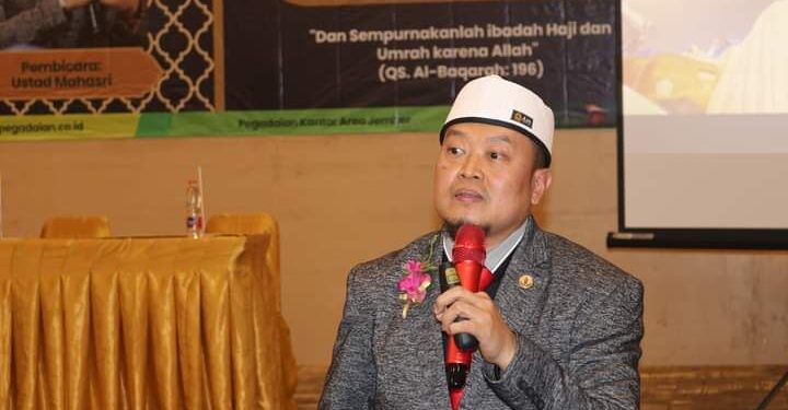 Mahasri Selaku Kabag Humas dan Protokoler PT Pegadaian Kanwil XII Surabaya saat ditemui oleh awak media pada seminar Arrum Haji, Kamis (30/3/2023).