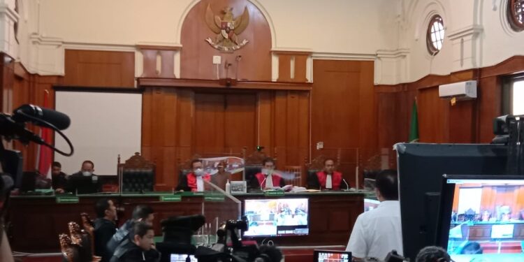 Proses sidang Bambang Sidiq, Eks Kasat Samapta Polres Malang, Terdakwa Kasus Kanjuruhan Divonis Bebas pada Kamis (16/3).